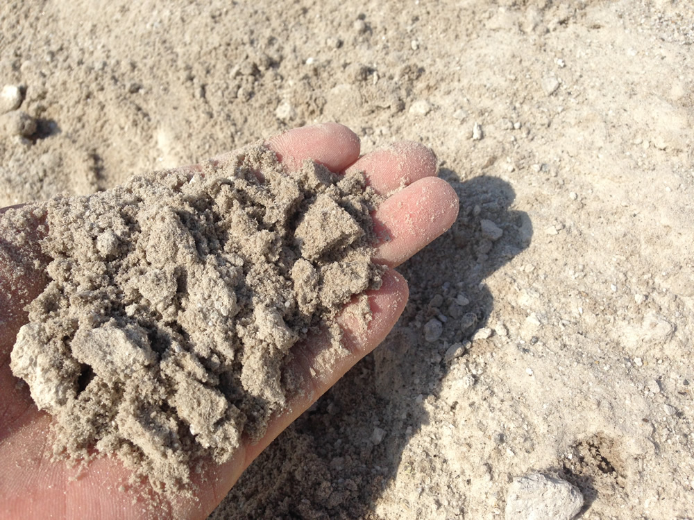 白砂 シラス 株式会社 山下砂利 川砂 ぼら土 砂利の価格品質に自信